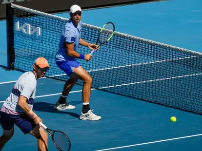 Andreas Mies (r) und John Peers haben in Melbourne das Achtelfinale erreicht.