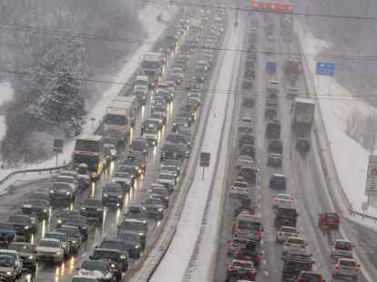 Bayern: Stau auf der A8 im winterlichen Grau (Peter Kneffel/dpa)