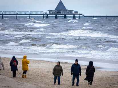 Sturmwetter auf Usedom: Mit kr&auml;ftigem Wind und Temperaturen um die null Grad zeigt sich das Winterwetter in Norddeutschland von seiner typischen Seite. (Jens B&uuml;ttner/dpa)