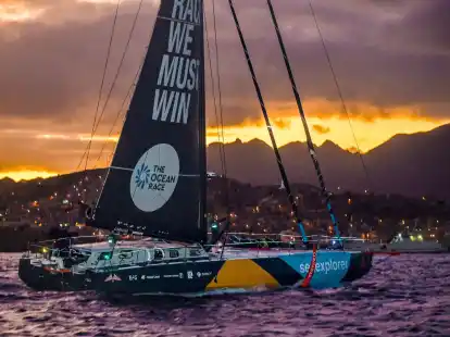 Die Malizia l&auml;uft in den Hafen von Mindelo.