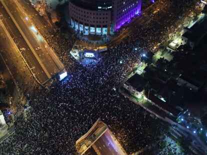 &Uuml;ber hunderttausend Menschen sind in Tel Aviv auf die Stra&szlig;en gegangen. Auch in anderen St&auml;dten wurde demonstriert.