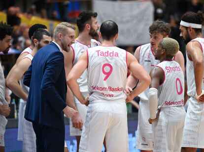 Bonns Trainer Tuomas Iisalo (3.v.l.) gibt seinem Team taktische Hinweise.