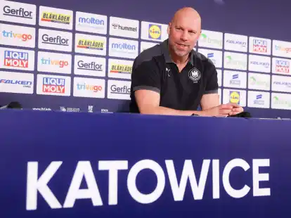 Sportvorstand Axel Kromer sitzt in der DHB-Pressekonferenz auf dem Podium.