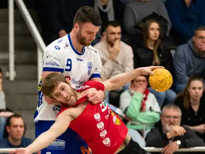 Der TVC (rotes Trikot) verlor sein Heimspiel gegen den VfL Fredenbeck.