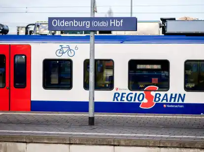 Eine Regio-S-Bahn h&auml;lt an einem Bahnsteig im Hauptbahnhof Oldenburg.