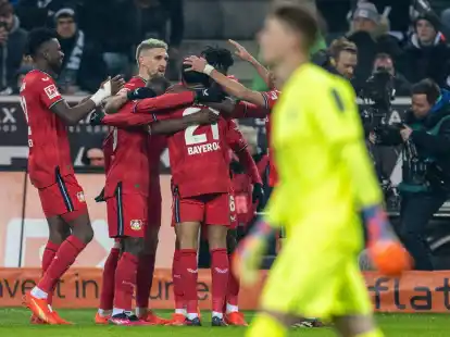 Leverkusen setzte sich knapp in Gladbach durch.