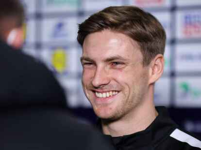 Deutschlands Spieler Rune Dahmke spricht mit Journalisten.