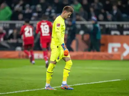 Gladbachs Torwart Jonas Omlin ist entt&auml;uscht.