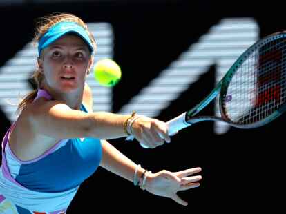 Linda Fruhvirtova spielt einen R&uuml;ckhand-Return.