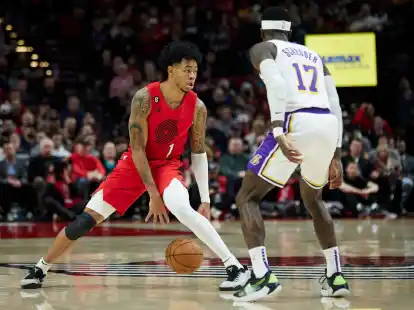 Lakers-Guard Dennis Schr&ouml;der (r) verteidigt gegen Portlands Anfernee Simons.