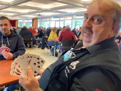 Das Blatt in der Hand: Thomas Nitschke (rechts) vom Skatclub &bdquo;Die wei&szlig;en Tauben&ldquo; aus Bad Zwischenahn bei den Ammerl&auml;nder Skattagen in der Wandelhalle. Der Verein m&ouml;chte die deutschen Meisterschaften nach Bad Zwischenahn holen.