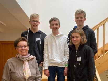 Nahmen mit ihrer Lehrerin Vera Laukner (von links) an einem Mathe-Camp in der historisch-&ouml;kologischen Bildungsst&auml;tte Papenburg teil: Laurenz Haupt, Hendrik Moldenhauer, S&ouml;ren Kolb und Lea Jerebic.