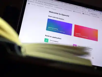 Mit dem Chatbot ChatGPT kann man sich im Internet nicht nur unterhalten. Er verfasst mithilfe K&uuml;nstlicher Intelligenz auf Kommando auch Aufs&auml;tze, Gedichte, Briefe und alle m&ouml;glichen anderen Texte.