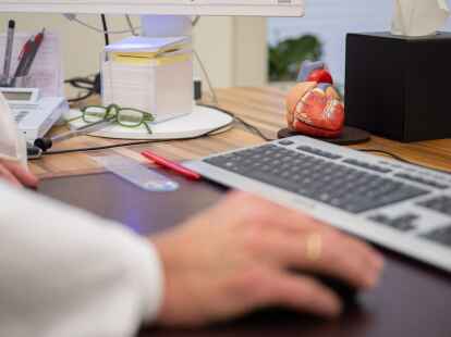 Laut Barmer Arzneimittelreport k&ouml;nnten bundesweit 70.000 Todesf&auml;lle vermieden werden, wenn bei Medikamententherapien Patientendaten mehr genutzt w&uuml;rden.