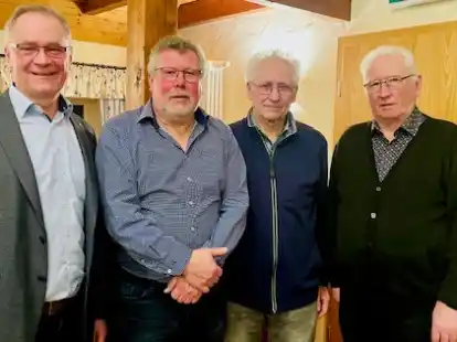B&uuml;rgermeister Bernhard D&uuml;vel (v.l.) mit den Geehrten Willi Jan&szlig;en, Hermann S&uuml;dkamp und Ernst Stallo.