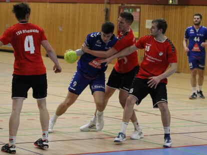 Zu selten gab es ein Durchkommen f&uuml;r die Spieler der HG Jever/Schortens (blaue Trikots) gegen den TSV Altenwalde