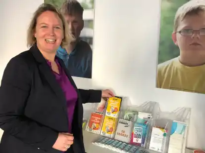 &bdquo;Demokratie ist Sprechen&ldquo;: Ulrika Engler (48), Direktorin der nieders&auml;chsischen Landeszentrale f&uuml;r politische Bildung vor einem St&auml;nder mit Info-Material