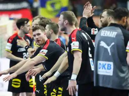 Die deutsche Nationalmannschaft um Johannes Golla (l) begeistert die Fans mit ihrem Auftreten.