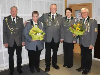 Im Vorstand des Sch&uuml;tzenvereins Gro&szlig;enkneten (von links): Kassenwart Enno Clausen, Jugend- und Schie&szlig;wartin Heike van den Boom, Vorsitzender G&uuml;nther Behrens, Kassenwartin Karin Behrens und der bisherige Kassenwart Benno Vo&szlig;.