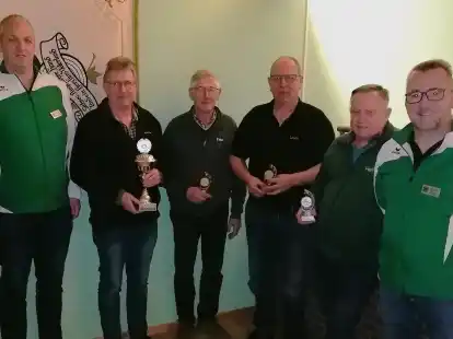 Zeigten ihr K&ouml;nnen beim Kreisvergleichsschie&szlig;en (von links): Horst Hansing, Stefan H&uuml;lstede, Werner Strodthoff, Fritz B&uuml;sing, Lenert Tapken, Helmut Ramke und Olaf Buhlrich.