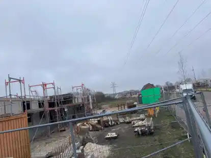 Nun passt es : Der Neubau an der Hannah-Arendt-Stra&szlig;e wird in einem Abstand von 17,5 Meter zur 110-KV-Hochspannungsleitung errichtet.