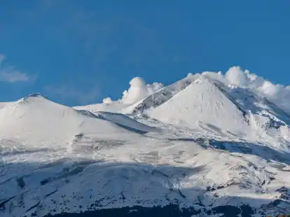 Schnee bedeckt die S&uuml;dseite des Vulkans &Auml;tna im Osten Siziliens.