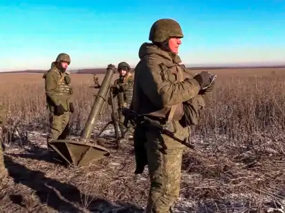 Auf einem vom Verteidigungsministerium in Moskau ver&ouml;ffentlichten Foto sind russische Soldaten mit einem M&ouml;rser zu sehen.