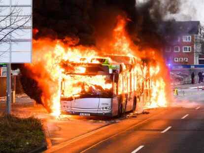 Ein Hybrid-Linienbus hat am Montag in Hannover Feuer gefangen und ist ausgebrannt.