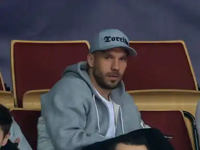 Der ehemalige Fu&szlig;ball-Nationalspieler Lukas Podolski verfolgte die deutsche Partie gegen Norwegen auf der Trib&uuml;ne.