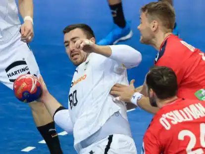 Deutschlands Jannik Kohlbacher (l) in Aktion gegen Norwegens Petter &Ouml;verby und Christian O'Sullivan (24).