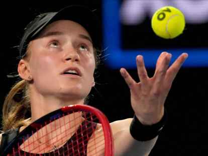 Jelena Rybakina aus Kasachstan serviert.