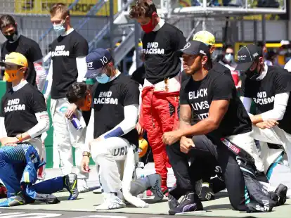 Kniefall: Lewis Hamilton (r) 2020 in Spielberg.