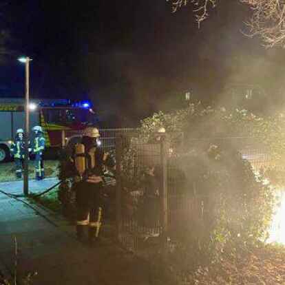 Das Fazit des Kreisfeuerwehrverbands Aurich f&uuml;r die Silvesternacht f&auml;llt entspannt aus: Insgesamt elf Eins&auml;tze wurden registriert &ndash; wie hier ein Kleinbrand in Norden. Das sind deutlich weniger, als vor der Pandemie oft &uuml;blich waren.