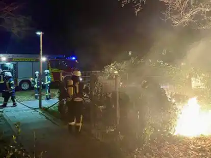 Das Fazit des Kreisfeuerwehrverbands Aurich f&uuml;r die Silvesternacht f&auml;llt entspannt aus: Insgesamt elf Eins&auml;tze wurden registriert &ndash; wie hier ein Kleinbrand in Norden. Das sind deutlich weniger, als vor der Pandemie oft &uuml;blich waren.