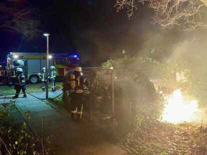 Kleinbr&auml;nde hielten die Einsatzkr&auml;fte der Norder Feuerwehr nach Mitternacht rund 1,5 Stunden lang in Atem. Bild: Freiwillige Feuerwehr Norden