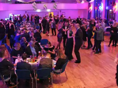 Rund 230 G&auml;ste feierten den Jahreswechsel in der Stadthalle Friedeburg.