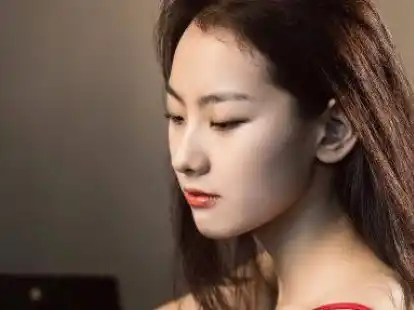 Sie lernte bei den gro&szlig;en Meistern der heutigen Zeit und hat schon jetzt zahlreiche Preise gewonnen: Xinhu Li