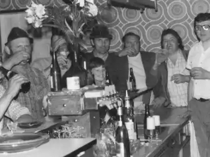 Eine fr&ouml;hliche Thekenrunde im &bdquo;Petersdorfer Krug&ldquo; &ndash;  rechts auf dem Bild: Wirt Helmut Tangemann.