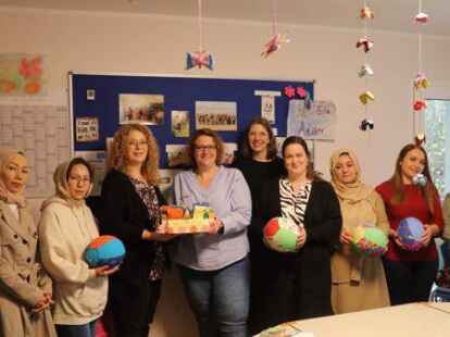 Stolz auf das Ergebnis: die N&auml;hgruppe aus dem Rasteder &bdquo;MitEinAnder&ldquo; bei der &Uuml;bergabe der Luftballonh&uuml;llen