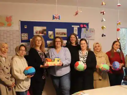 Stolz auf das Ergebnis: die N&auml;hgruppe aus dem Rasteder &bdquo;MitEinAnder&ldquo; bei der &Uuml;bergabe der Luftballonh&uuml;llen