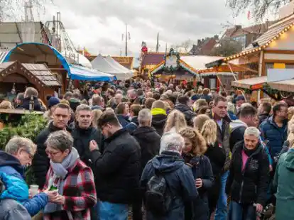 Dichtes Gedr&auml;nge am letzten Tag des Jahres im Emder Stadtgarten: Zum Elf&uuml;hrtje &ndash; und dem zeitgleich stattfindenden Silvesterlauf &ndash; zog es die Besucher in Scharen in die Innenstadt.