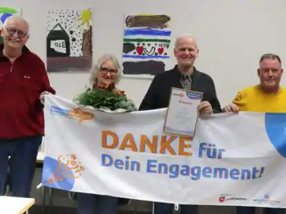 Der Vereinsvorsitzende vom Mentzhauser TV, Hajo M&uuml;ller (links), und Thorsten B&ouml;ning (rechts), Kreissportbundvorsitzender, &uuml;berreichten Heinz M&uuml;ller (3. v. l.) die Urkunde. Seine Frau Inge M&uuml;ller erhielt Blumen.