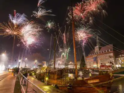 Feuerwerk leuchtet am Himmel &uuml;ber Emden.