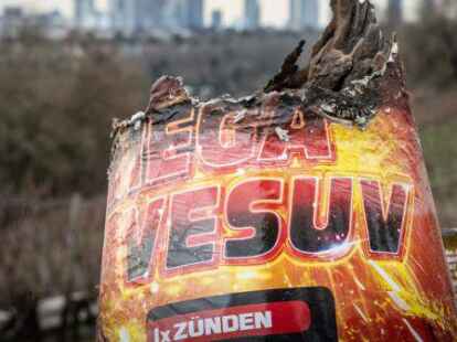 Eine ausgebrannte Feuerwerksbatterie  steht am Neujahrstag auf einer Mauer auf dem Frankfurter Lohrberg.