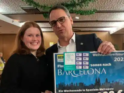 HGV-Vorsitzender Claus Frye-B&uuml;ssing &uuml;berreichte den Hauptpreis an Nele Backhaus.