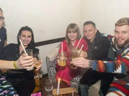 Im &bdquo;Between the Sheets&ldquo; war Pyjama-Party angesagt. Doch auch in stra&szlig;entauglichem Outfit wurde mitgefeiert.