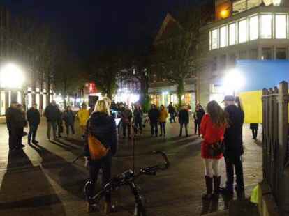 Auf dem Leeraner Denkmalsplatz hat die erste Mahnwache 2023 stattgefunden.