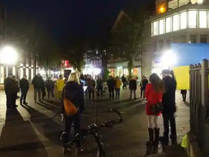 Auf dem Leeraner Denkmalsplatz hat die erste Mahnwache 2023 stattgefunden.