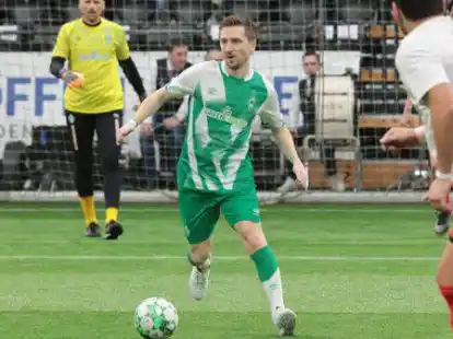 Enge Ballf&uuml;hrung: Marko Marin in der Oldenburger EWE-Arena am Ball gegen das Team T&uuml;rkei