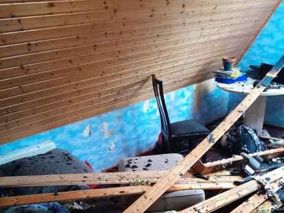 Die Deckenvert&auml;felung musste f&uuml;r die L&ouml;scharbeiten abgenommen werden, das Zimmer ist durch Wasser und Rauch unbewohnbar.